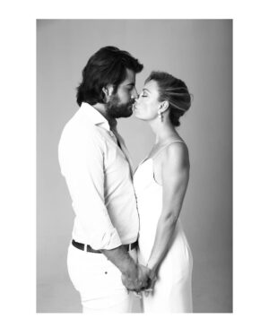 Özge Özder Instagram - 7. yıldan bildiriyorum, seni ilk günden bu güne katlanarak her gün çok daha fazla seviyorum… Yüzümüze eklenen her bir çizgide, kızımızın günden güne büyüyüp güzelleşen suretinde , gülüşünde hep sen varsın… Şükür ki bu hayatta ki en güzel karşılaşmam, hatta hayatla uzlaşmam, huzur ve neşe kaynağımsın.. Ay perisi kızımın biricik ve romantik , hassas kalpli babasısın.. Sen olmasan, bu aşkta ısrarın, inadın ve dünyaya meydan okuyacak kadar büyük inancın olmasa ne biz biz olurduk, ne de kızımız Luna.. İyi ki tutmuşum elini, iyi ki güvenmişim sana ve iyi ki gelmişim arkandan.. Dünyaya kocaman bir nanik yaparak yaşayacağımız nice mutlu mesut yıllaraa… 🫧🤍 Seni seviyorum @sinanguleryuzofficial #happyaniversary❤️