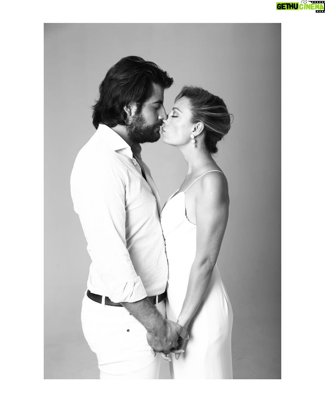 Özge Özder - 31.8K Likes - 7. yıldan bildiriyorum, seni ilk günden bu güne katlanarak her gün çok daha fazla seviyorum… Yüzümüze eklenen her bir çizgide, kızımızın günden güne büyüyüp güzelleşen suretinde , gülüşünde hep sen varsın… Şükür ki bu hayatta ki en güzel karşılaşmam, hatta hayatla uzlaşmam, huzur ve neşe kaynağımsın.. Ay perisi kızımın biricik ve romantik , hassas kalpli babasısın.. Sen olmasan, bu aşkta ısrarın, inadın ve dünyaya meydan okuyacak kadar büyük inancın olmasa ne biz biz olurduk, ne de kızımız Luna.. İyi ki tutmuşum elini, iyi ki güvenmişim sana ve iyi ki gelmişim arkandan.. Dünyaya kocaman bir nanik yaparak yaşayacağımız nice mutlu mesut yıllaraa… 🫧🤍 Seni seviyorum @sinanguleryuzofficial #happyaniversary❤️