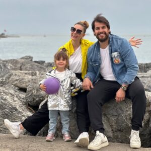 Özge Özder Instagram - Bana “hadi hayal et” deseler tam da bunu hayal ederdim… Bizi böyle, şimdi olduğumuz gibi, sırça saraylardan, havalı hallerden öte, yüzümüzde sıcacık bir gülümsemeyle ve hep neşe içinde, tam da olduğumuz gibi… Yan yana ve sağlıkla gülümseyebilmekten daha önemli ne var ki.. 

Evimizin neşesi, kalbi büyüklükte cüssesi ile yarışan ama ruhu hiç büyümeyen, ailemizin çocuksu prensi… Seni ne kadar çok sevdiğimi anlatmaya cümleler yetmez.. Ne içten bir yol arkadaşısın sen, ne iyi bir baba ve ne tarifi mümkün olmayacak sıcaklıkta, koruyup kollayan, kapsayan, kucaklayan bir eşsin.. Birbirimize ait hissettiğimiz ilk andan itibaren tüm varlığınla benimle ve bizimleydin.. Tek bir an hatırlamıyorum sayende yalnız yada korunmasız hissettiğim.. Kızımızın da böyle hissettiğine ve hissedeceğine eminim… Pek de kalabalık olmayan ailemizin birbirine sımsıkı bağlı kızları iyi ki sana emanet.. Lunası, Elif ve Özgesi… Babamız, eşimiz, hem yol hem oyun arkadaşımız,dostumuz,sırdaşımız her şeyimizsin… İyi ki doğdun.. İyi ki doğdun ve biz olmamıza sebep olup bizi de doğurdun.. Bu dünyada karşılaşmasak eksik kalıp tamamlanamadan kapatacakmışız gözlerimizi ne yazık.. Doğduğun ve beni bulduğun güne bin şükür… Seni ve bizi çok seviyorum.. Birlikte nice yaşlara sevgilim … 🤍🫧 @sinanguleryuzofficial