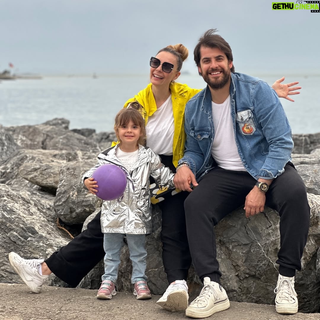 Özge Özder - 15.7K Likes - Bana “hadi hayal et” deseler tam da bunu hayal ederdim… Bizi böyle, şimdi olduğumuz gibi, sırça saraylardan, havalı hallerden öte, yüzümüzde sıcacık bir gülümsemeyle ve hep neşe içinde, tam da olduğumuz gibi… Yan yana ve sağlıkla gülümseyebilmekten daha önemli ne var ki.. 

Evimizin neşesi, kalbi büyüklükte cüssesi ile yarışan ama ruhu hiç büyümeyen, ailemizin çocuksu prensi… Seni ne kadar çok sevdiğimi anlatmaya cümleler yetmez.. Ne içten bir yol arkadaşısın sen, ne iyi bir baba ve ne tarifi mümkün olmayacak sıcaklıkta, koruyup kollayan, kapsayan, kucaklayan bir eşsin.. Birbirimize ait hissettiğimiz ilk andan itibaren tüm varlığınla benimle ve bizimleydin.. Tek bir an hatırlamıyorum sayende yalnız yada korunmasız hissettiğim.. Kızımızın da böyle hissettiğine ve hissedeceğine eminim… Pek de kalabalık olmayan ailemizin birbirine sımsıkı bağlı kızları iyi ki sana emanet.. Lunası, Elif ve Özgesi… Babamız, eşimiz, hem yol hem oyun arkadaşımız,dostumuz,sırdaşımız her şeyimizsin… İyi ki doğdun.. İyi ki doğdun ve biz olmamıza sebep olup bizi de doğurdun.. Bu dünyada karşılaşmasak eksik kalıp tamamlanamadan kapatacakmışız gözlerimizi ne yazık.. Doğduğun ve beni bulduğun güne bin şükür… Seni ve bizi çok seviyorum.. Birlikte nice yaşlara sevgilim … 🤍🫧 @sinanguleryuzofficial