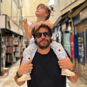 Özge Özder Instagram - Bana “hadi hayal et” deseler tam da bunu hayal ederdim… Bizi böyle, şimdi olduğumuz gibi, sırça saraylardan, havalı hallerden öte, yüzümüzde sıcacık bir gülümsemeyle ve hep neşe içinde, tam da olduğumuz gibi… Yan yana ve sağlıkla gülümseyebilmekten daha önemli ne var ki.. 

Evimizin neşesi, kalbi büyüklükte cüssesi ile yarışan ama ruhu hiç büyümeyen, ailemizin çocuksu prensi… Seni ne kadar çok sevdiğimi anlatmaya cümleler yetmez.. Ne içten bir yol arkadaşısın sen, ne iyi bir baba ve ne tarifi mümkün olmayacak sıcaklıkta, koruyup kollayan, kapsayan, kucaklayan bir eşsin.. Birbirimize ait hissettiğimiz ilk andan itibaren tüm varlığınla benimle ve bizimleydin.. Tek bir an hatırlamıyorum sayende yalnız yada korunmasız hissettiğim.. Kızımızın da böyle hissettiğine ve hissedeceğine eminim… Pek de kalabalık olmayan ailemizin birbirine sımsıkı bağlı kızları iyi ki sana emanet.. Lunası, Elif ve Özgesi… Babamız, eşimiz, hem yol hem oyun arkadaşımız,dostumuz,sırdaşımız her şeyimizsin… İyi ki doğdun.. İyi ki doğdun ve biz olmamıza sebep olup bizi de doğurdun.. Bu dünyada karşılaşmasak eksik kalıp tamamlanamadan kapatacakmışız gözlerimizi ne yazık.. Doğduğun ve beni bulduğun güne bin şükür… Seni ve bizi çok seviyorum.. Birlikte nice yaşlara sevgilim … 🤍🫧 @sinanguleryuzofficial
