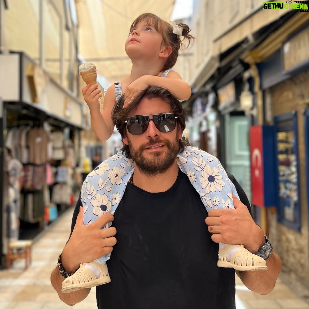 Özge Özder - 15.7K Likes - Bana “hadi hayal et” deseler tam da bunu hayal ederdim… Bizi böyle, şimdi olduğumuz gibi, sırça saraylardan, havalı hallerden öte, yüzümüzde sıcacık bir gülümsemeyle ve hep neşe içinde, tam da olduğumuz gibi… Yan yana ve sağlıkla gülümseyebilmekten daha önemli ne var ki.. 

Evimizin neşesi, kalbi büyüklükte cüssesi ile yarışan ama ruhu hiç büyümeyen, ailemizin çocuksu prensi… Seni ne kadar çok sevdiğimi anlatmaya cümleler yetmez.. Ne içten bir yol arkadaşısın sen, ne iyi bir baba ve ne tarifi mümkün olmayacak sıcaklıkta, koruyup kollayan, kapsayan, kucaklayan bir eşsin.. Birbirimize ait hissettiğimiz ilk andan itibaren tüm varlığınla benimle ve bizimleydin.. Tek bir an hatırlamıyorum sayende yalnız yada korunmasız hissettiğim.. Kızımızın da böyle hissettiğine ve hissedeceğine eminim… Pek de kalabalık olmayan ailemizin birbirine sımsıkı bağlı kızları iyi ki sana emanet.. Lunası, Elif ve Özgesi… Babamız, eşimiz, hem yol hem oyun arkadaşımız,dostumuz,sırdaşımız her şeyimizsin… İyi ki doğdun.. İyi ki doğdun ve biz olmamıza sebep olup bizi de doğurdun.. Bu dünyada karşılaşmasak eksik kalıp tamamlanamadan kapatacakmışız gözlerimizi ne yazık.. Doğduğun ve beni bulduğun güne bin şükür… Seni ve bizi çok seviyorum.. Birlikte nice yaşlara sevgilim … 🤍🫧 @sinanguleryuzofficial