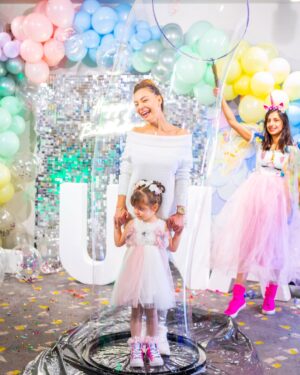 Özge Özder Instagram - LuNa 4 yaşında … 🫧🎈 
Bizi mutluluktan yorgun düşüren bu mükemmel organizasyon için başta @armagan_baysal ve ekibine, yuvamız @zorlucenter mekanımız @funloftcomtr ye , şahane pastamız içinse @ipek_bakerypatisserie ye ve muhteşem anlarımızı harika video ve fotoğraflarla ölümsüzleştiren @snnbayar çok teşekkür ederiz… Mutlu yıllar minik meleğim.. Sana olan duygularımı başka bir postta anlatacağım.. İyi ki doğdun… Seni çok seviyoruz nice mutlu yaşlara.. 🤍🫧 @evalunaguleryuz  #reklam