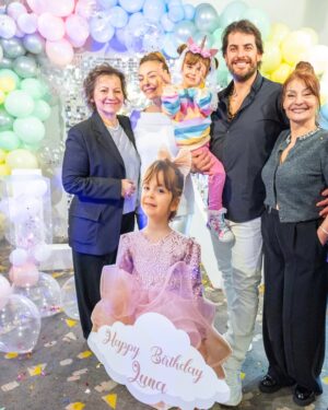 Özge Özder Instagram - LuNa 4 yaşında … 🫧🎈 
Bizi mutluluktan yorgun düşüren bu mükemmel organizasyon için başta @armagan_baysal ve ekibine, yuvamız @zorlucenter mekanımız @funloftcomtr ye , şahane pastamız içinse @ipek_bakerypatisserie ye ve muhteşem anlarımızı harika video ve fotoğraflarla ölümsüzleştiren @snnbayar çok teşekkür ederiz… Mutlu yıllar minik meleğim.. Sana olan duygularımı başka bir postta anlatacağım.. İyi ki doğdun… Seni çok seviyoruz nice mutlu yaşlara.. 🤍🫧 @evalunaguleryuz  #reklam