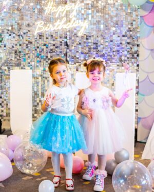 Özge Özder Instagram - LuNa 4 yaşında … 🫧🎈 
Bizi mutluluktan yorgun düşüren bu mükemmel organizasyon için başta @armagan_baysal ve ekibine, yuvamız @zorlucenter mekanımız @funloftcomtr ye , şahane pastamız içinse @ipek_bakerypatisserie ye ve muhteşem anlarımızı harika video ve fotoğraflarla ölümsüzleştiren @snnbayar çok teşekkür ederiz… Mutlu yıllar minik meleğim.. Sana olan duygularımı başka bir postta anlatacağım.. İyi ki doğdun… Seni çok seviyoruz nice mutlu yaşlara.. 🤍🫧 @evalunaguleryuz  #reklam