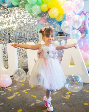 Özge Özder Instagram - LuNa 4 yaşında … 🫧🎈 
Bizi mutluluktan yorgun düşüren bu mükemmel organizasyon için başta @armagan_baysal ve ekibine, yuvamız @zorlucenter mekanımız @funloftcomtr ye , şahane pastamız içinse @ipek_bakerypatisserie ye ve muhteşem anlarımızı harika video ve fotoğraflarla ölümsüzleştiren @snnbayar çok teşekkür ederiz… Mutlu yıllar minik meleğim.. Sana olan duygularımı başka bir postta anlatacağım.. İyi ki doğdun… Seni çok seviyoruz nice mutlu yaşlara.. 🤍🫧 @evalunaguleryuz  #reklam