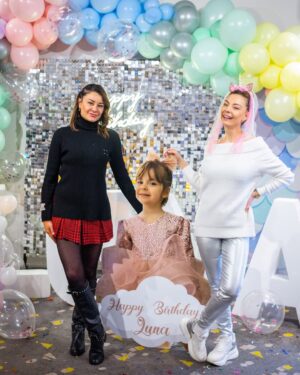 Özge Özder Instagram - LuNa 4 yaşında … 🫧🎈 
Bizi mutluluktan yorgun düşüren bu mükemmel organizasyon için başta @armagan_baysal ve ekibine, yuvamız @zorlucenter mekanımız @funloftcomtr ye , şahane pastamız içinse @ipek_bakerypatisserie ye ve muhteşem anlarımızı harika video ve fotoğraflarla ölümsüzleştiren @snnbayar çok teşekkür ederiz… Mutlu yıllar minik meleğim.. Sana olan duygularımı başka bir postta anlatacağım.. İyi ki doğdun… Seni çok seviyoruz nice mutlu yaşlara.. 🤍🫧 @evalunaguleryuz  #reklam