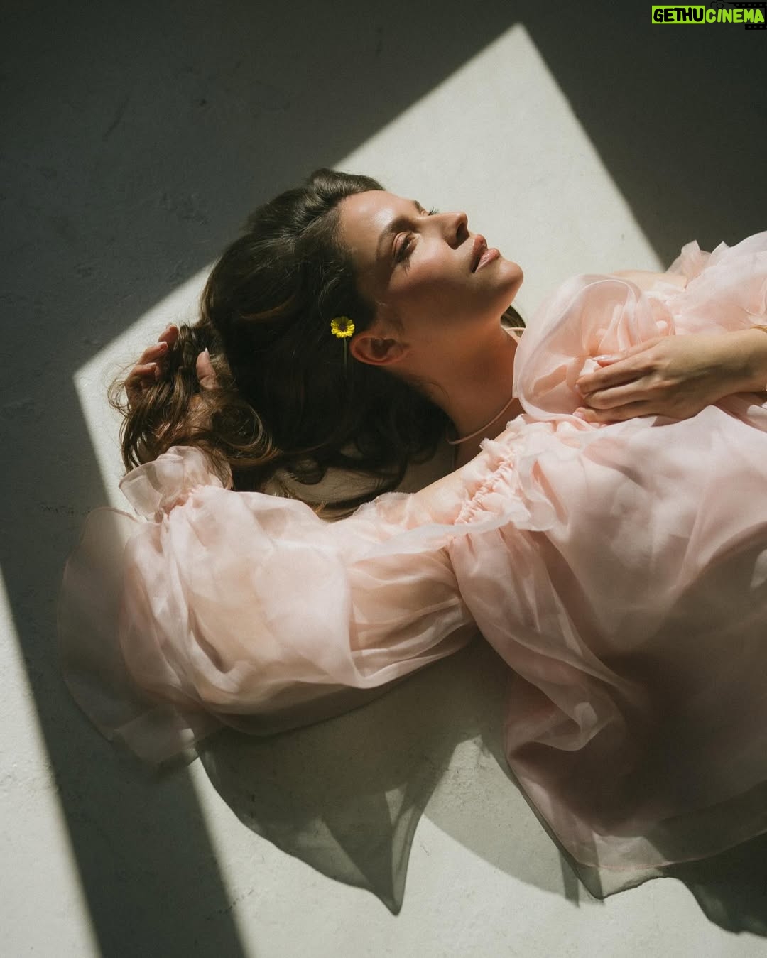 Paige Spara - 27.6K Likes - 📸 @iwasyoungandneededthemoney 💋 @kfrankmakeup 🩰💐 @sarahdarceystyle 🧸 @thearjunmalik