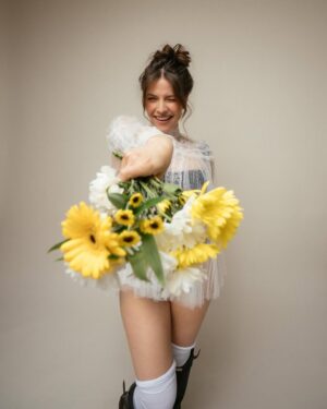 Paige Spara Instagram - 📸 @iwasyoungandneededthemoney 💋 @kfrankmakeup 🩰💐 @sarahdarceystyle 🧸 @thearjunmalik