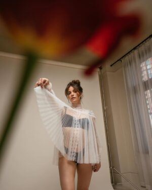 Paige Spara Instagram - 📸 @iwasyoungandneededthemoney 💋 @kfrankmakeup 🩰💐 @sarahdarceystyle 🧸 @thearjunmalik