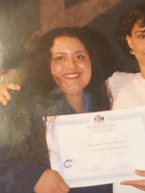 Pamela Leiva Instagram - ✨ 17 años de mi Cirugía Bariátrica ✨
Les dejo lo que escribí después de ingresar a pabellón:

Me encontraba sentada en la camilla, con las medias antitrombóticas torturando mis rechonchas piernas. Mi mamá me miraba con esa sonrisa nerviosa que intenta esconder el miedo, y su abrazo me confirmó que las dos estábamos sintiendo lo mismo: incertidumbre… pero también esperanza.

Al entrar al pabellón, todo parecía una nave espacial. Respiré profundo, mientras el doctor Camilo Boza tomaba mi mano y me preguntaba si todo estaba bien. Dije que sí, aunque por dentro temblaba. La anestesista me pidió contar del 10 al 1, y mientras la luz se alejaba, sentí que algo en mí también se despedía.

Y comienzo... 10 ufff, 9 ya vámonos, 8 Dios cuídame y guía las manos de mi doctor, 7 gracias, 6 aún estoy asustada, 5 estoy feliz, 4 se aleja la luz, 3 todo se escucha lejos, 2 me estoy muriendo… 1  Para volver a nacer.

Se vienen proyectos maravillosos que tienen que ver con mi historia, y estoy feliz porque pronto podrán ver la luz 💚.
