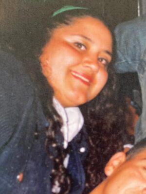 Pamela Leiva Instagram - ✨ 17 años de mi Cirugía Bariátrica ✨
Les dejo lo que escribí después de ingresar a pabellón:

Me encontraba sentada en la camilla, con las medias antitrombóticas torturando mis rechonchas piernas. Mi mamá me miraba con esa sonrisa nerviosa que intenta esconder el miedo, y su abrazo me confirmó que las dos estábamos sintiendo lo mismo: incertidumbre… pero también esperanza.

Al entrar al pabellón, todo parecía una nave espacial. Respiré profundo, mientras el doctor Camilo Boza tomaba mi mano y me preguntaba si todo estaba bien. Dije que sí, aunque por dentro temblaba. La anestesista me pidió contar del 10 al 1, y mientras la luz se alejaba, sentí que algo en mí también se despedía.

Y comienzo... 10 ufff, 9 ya vámonos, 8 Dios cuídame y guía las manos de mi doctor, 7 gracias, 6 aún estoy asustada, 5 estoy feliz, 4 se aleja la luz, 3 todo se escucha lejos, 2 me estoy muriendo… 1  Para volver a nacer.

Se vienen proyectos maravillosos que tienen que ver con mi historia, y estoy feliz porque pronto podrán ver la luz 💚.