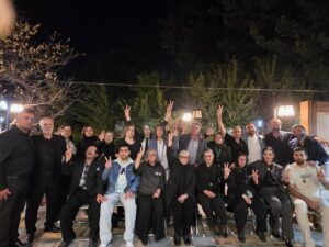 Pantea Bahram Instagram - یادم نیست بارِ چندم بود که می رفتم دادسرا. بازپرس گفت: چون شما چندین بار اقدام به کشف حجاب کردی دیگه جُرم ات سیاسی محسوب میشه ! گفتم: شما می گید حجاب پرچم جمهوری اسلامیه. این یعنی من میلِ پرچمم!! 
خنده ی کمرنگی اومد روی صورتش. گفت : چند نفرین؟ گفتم: بله ؟!! دوباره پرسید : چند تا تون معترضین از شما ها؟! 
دچارِ یکی از اون لحظه هایی شدم که زمان انگار کِش میاد. به پشت سَرم نگاه کردم. به خیلِ عظیمِ هشتگ گزاران و معترضانِ اینستاگرمی که یقه چاک می کردن و با هر کدوم توو این سالها حرف می زدم ، یا کفِ خیابون در حال ِ اعتراض بودن یا توو پشتِ صحنه ها شکلِ مبارزانِ مُدام در حالِ بازجویی به خودشون می گرفتن!. همونایی که آمار رو اونقدر بالا بردن که من یکی با دلْ قُرصی از بودنشون اومدم توو میدون.چه آمارِ غلطی. چه سربازِ خیانت دیده ایم من 🙁 حالا همونا ، حتما از سر دلسوزی ، گاهی اسم ما رو کنار هنرمندای پیش از انقلاب میارن که : اونا حیف شدن کاش شما رو از دست ندیم. و یادشون می ره که ما «کُنش اجتماعی» انجام دادیم. « عمل» «حرکت » « فریاد ». ما پشت مردمِ بی صدا ایستادیم. این چه مقایسه ی عجیبیه!!! یا فراموش می کنن که کتایون ریاحی. هنگامه ی قاضیانی. ترانه ی علیدوستی و بَسی بیشتر، تا پشت میله های زندان رفتن و هنوز و شاید تا همیشه درگیر ِ کابوس اش باشن. این نام اش « دلیری» ست نه جَو‌گیری. زنان و مردان شجاع دل دیگه ای با نام های شاید کمتر شناخته شده مثل شیوا اردویی. معصومه قاسمی. میثاق زارع. لیلا نقدپری. آبان عسگری. مژگان ایلانلو و…..که نامشون نه گُم میشه نه کَم. پای تاوانِ تصمیمشون ایستادن و هر لحظه شایسته ی احترامن در این دورانِ «آزمندی »! ما چشم‌ها، آرزوها و مادران و پدرانِ دردمند رو دیدیم.
 وقتی «می دونی » دیگه نمی تونی « نَدونی»! شما نمی دونین ؟! پس بخورید و بیاشامید ولی إصراف نکنید!