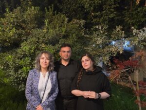 Pantea Bahram Instagram - یادم نیست بارِ چندم بود که می رفتم دادسرا. بازپرس گفت: چون شما چندین بار اقدام به کشف حجاب کردی دیگه جُرم ات سیاسی محسوب میشه ! گفتم: شما می گید حجاب پرچم جمهوری اسلامیه. این یعنی من میلِ پرچمم!! 
خنده ی کمرنگی اومد روی صورتش. گفت : چند نفرین؟ گفتم: بله ؟!! دوباره پرسید : چند تا تون معترضین از شما ها؟! 
دچارِ یکی از اون لحظه هایی شدم که زمان انگار کِش میاد. به پشت سَرم نگاه کردم. به خیلِ عظیمِ هشتگ گزاران و معترضانِ اینستاگرمی که یقه چاک می کردن و با هر کدوم توو این سالها حرف می زدم ، یا کفِ خیابون در حال ِ اعتراض بودن یا توو پشتِ صحنه ها شکلِ مبارزانِ مُدام در حالِ بازجویی به خودشون می گرفتن!. همونایی که آمار رو اونقدر بالا بردن که من یکی با دلْ قُرصی از بودنشون اومدم توو میدون.چه آمارِ غلطی. چه سربازِ خیانت دیده ایم من 🙁 حالا همونا ، حتما از سر دلسوزی ، گاهی اسم ما رو کنار هنرمندای پیش از انقلاب میارن که : اونا حیف شدن کاش شما رو از دست ندیم. و یادشون می ره که ما «کُنش اجتماعی» انجام دادیم. « عمل» «حرکت » « فریاد ». ما پشت مردمِ بی صدا ایستادیم. این چه مقایسه ی عجیبیه!!! یا فراموش می کنن که کتایون ریاحی. هنگامه ی قاضیانی. ترانه ی علیدوستی و بَسی بیشتر، تا پشت میله های زندان رفتن و هنوز و شاید تا همیشه درگیر ِ کابوس اش باشن. این نام اش « دلیری» ست نه جَو‌گیری. زنان و مردان شجاع دل دیگه ای با نام های شاید کمتر شناخته شده مثل شیوا اردویی. معصومه قاسمی. میثاق زارع. لیلا نقدپری. آبان عسگری. مژگان ایلانلو و…..که نامشون نه گُم میشه نه کَم. پای تاوانِ تصمیمشون ایستادن و هر لحظه شایسته ی احترامن در این دورانِ «آزمندی »! ما چشم‌ها، آرزوها و مادران و پدرانِ دردمند رو دیدیم.
 وقتی «می دونی » دیگه نمی تونی « نَدونی»! شما نمی دونین ؟! پس بخورید و بیاشامید ولی إصراف نکنید!