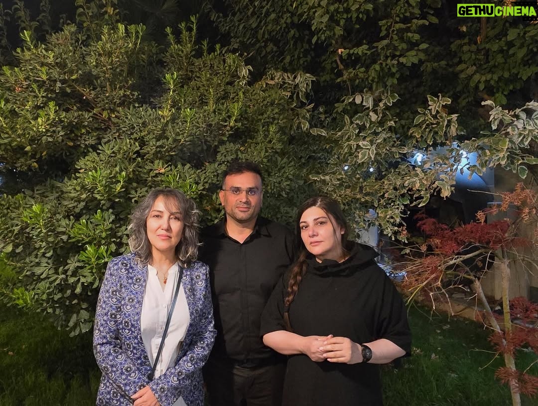 Pantea Bahram - 132.4K Likes - یادم نیست بارِ چندم بود که می رفتم دادسرا. بازپرس گفت: چون شما چندین بار اقدام به کشف حجاب کردی دیگه جُرم ات سیاسی محسوب میشه ! گفتم: شما می گید حجاب پرچم جمهوری اسلامیه. این یعنی من میلِ پرچمم!! 
خنده ی کمرنگی اومد روی صورتش. گفت : چند نفرین؟ گفتم: بله ؟!! دوباره پرسید : چند تا تون معترضین از شما ها؟! 
دچارِ یکی از اون لحظه هایی شدم که زمان انگار کِش میاد. به پشت سَرم نگاه کردم. به خیلِ عظیمِ هشتگ گزاران و معترضانِ اینستاگرمی که یقه چاک می کردن و با هر کدوم توو این سالها حرف می زدم ، یا کفِ خیابون در حال ِ اعتراض بودن یا توو پشتِ صحنه ها شکلِ مبارزانِ مُدام در حالِ بازجویی به خودشون می گرفتن!. همونایی که آمار رو اونقدر بالا بردن که من یکی با دلْ قُرصی از بودنشون اومدم توو میدون.چه آمارِ غلطی. چه سربازِ خیانت دیده ایم من 🙁 حالا همونا ، حتما از سر دلسوزی ، گاهی اسم ما رو کنار هنرمندای پیش از انقلاب میارن که : اونا حیف شدن کاش شما رو از دست ندیم. و یادشون می ره که ما «کُنش اجتماعی» انجام دادیم. « عمل» «حرکت » « فریاد ». ما پشت مردمِ بی صدا ایستادیم. این چه مقایسه ی عجیبیه!!! یا فراموش می کنن که کتایون ریاحی. هنگامه ی قاضیانی. ترانه ی علیدوستی و بَسی بیشتر، تا پشت میله های زندان رفتن و هنوز و شاید تا همیشه درگیر ِ کابوس اش باشن. این نام اش « دلیری» ست نه جَو‌گیری. زنان و مردان شجاع دل دیگه ای با نام های شاید کمتر شناخته شده مثل شیوا اردویی. معصومه قاسمی. میثاق زارع. لیلا نقدپری. آبان عسگری. مژگان ایلانلو و…..که نامشون نه گُم میشه نه کَم. پای تاوانِ تصمیمشون ایستادن و هر لحظه شایسته ی احترامن در این دورانِ «آزمندی »! ما چشم‌ها، آرزوها و مادران و پدرانِ دردمند رو دیدیم.
 وقتی «می دونی » دیگه نمی تونی « نَدونی»! شما نمی دونین ؟! پس بخورید و بیاشامید ولی إصراف نکنید!