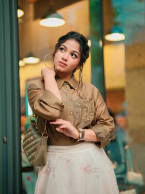 Parsa Evana Instagram - Where calm meets charm.🤍

📸 - @zutons_snapshoot 
Outfit,bag,heels - @marsexpressbd 
Hair styling -  @totalcaresalon_bangladesh