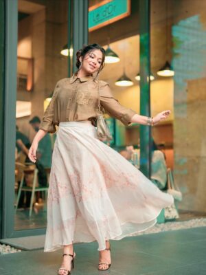 Parsa Evana Instagram - Where calm meets charm.🤍

📸 - @zutons_snapshoot 
Outfit,bag,heels - @marsexpressbd 
Hair styling -  @totalcaresalon_bangladesh