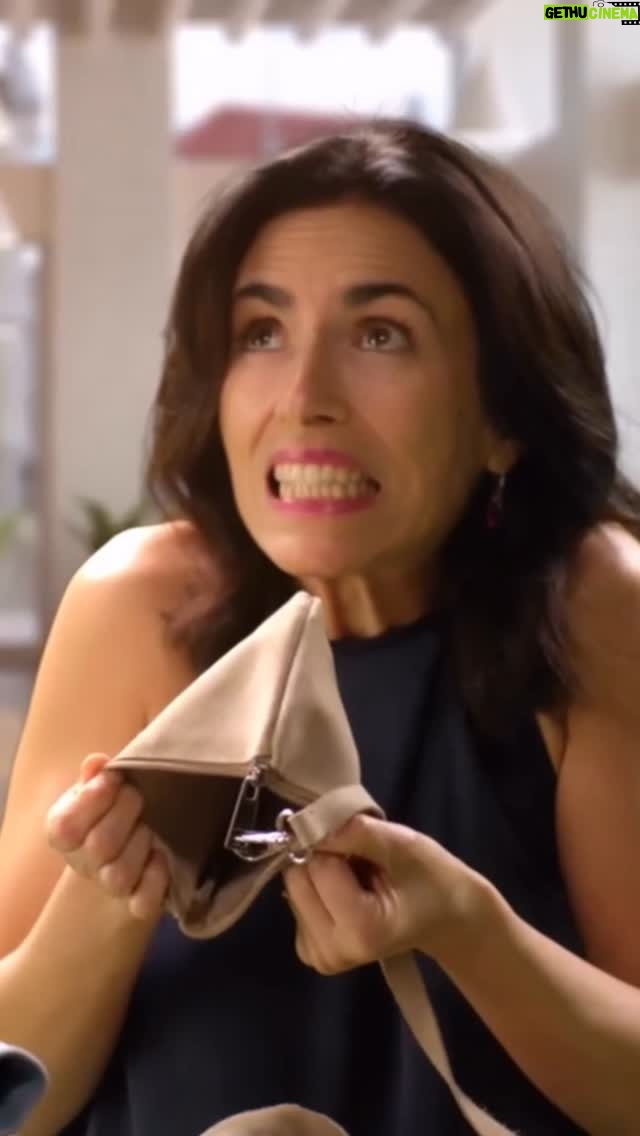Paz Bascuñan - 4.7K Likes - ¿En qué se nos va la plata?

A veces, en lo que ni registramos! : 
pequeñas fugas que, gota a gota, vacían la cuenta.

No se trata solo de números, sino también —muchas veces— de conciencia.

De aprender a mirar dónde ponemos nuestra energía… y nuestro dinero.

💡 Pronto, pronto… este noviembre !
Estreno @masterapiaquetarde presentado por @vibaplus y dirigido por @gabrielasobarzom 

Porque la salud mental también se mide en cómo nos relacionamos con la plata. 
No te pierdas la extraordinaria conversación que tuvimos con @soycaromolina 

#MásTerapiaQueTarde #FinanzasPersonales #FugaDeDinero #ConcienciaFinanciera #SaludMental #CuidarLaPlata #BienestarFinanciero #DineroConsciente #Autocuidado #EconomíaEmocional