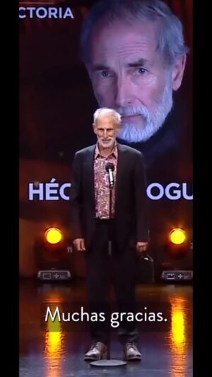 Paz Bascuñan Instagram - Hay personas que tienen energías convocantes, que te generan BIEN- ESTAR, algo que tiene que ver con la sencillez o quizá con la nobleza del espíritu.
Así percibía a este ser humano: para mí, el padre de una amiga, además del artista de tomo y lomo; el hombre que veía nadar con rigor, precisión y tenacidad en la pista de al lado, todas las mañanas, cuando yo era estudiante en la Católica.
Hay personas carismáticas, no por la fuerza que imprime su carácter, sino por la fuerza de una mirada sensible, bella  y profunda. 

Buen viaje @hectornogueraillanes 

Amor infinito a mi amada @amparo_nogueraoficial y a toda linda su familia ❤️🙌❤️🙌