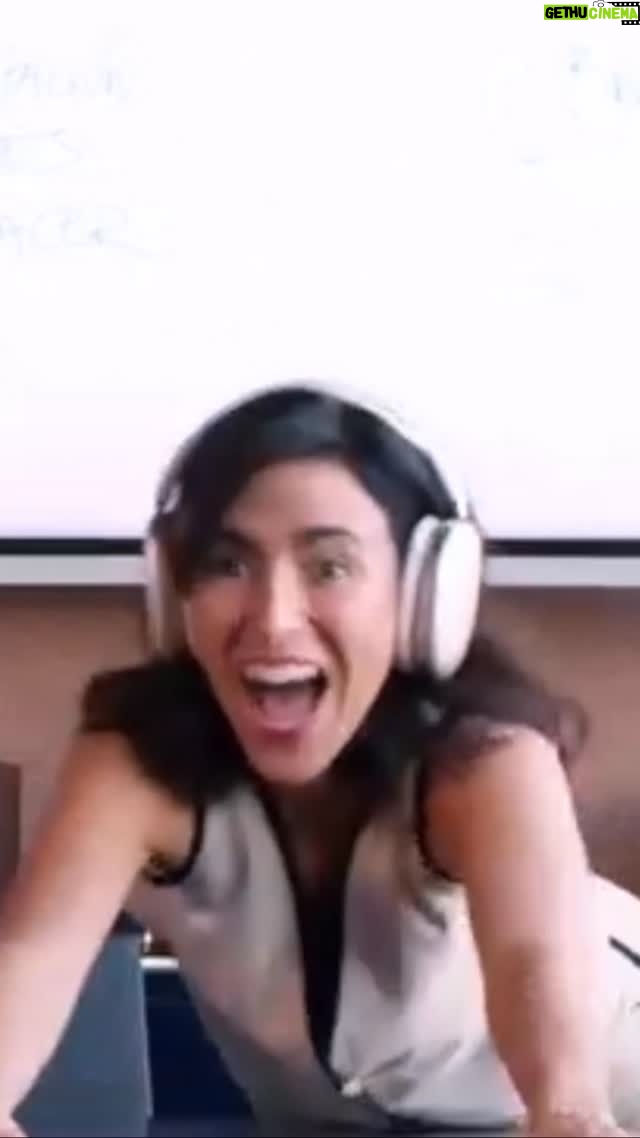 Paz Bascuñan - 1.2K Likes - 🌿 El decálogo del bienestar

¿Cuánto te cuidas?
¿Cómo te cuidas?

A veces el bienestar no se trata de hacer más,
sino de permitirse más.

Permitirse hacer pausa,
reír, llorar,
cambiar de opinión,
o simplemente no hacer nada
sin sentirse culpable.

Por eso te propongo un decálogo del bienestar:
10 recordatorios para volver a ti,
para estar bien sin tanto ruido,
sin exigencias imposibles,
sin comparaciones.

Cuidarse no tiene que ver con lujos:
es una forma de amor propio.

✨ Atent@s al estreno del terapéutico programa @masterapiaquetarde , desde noviembre, en todas las pantallas !
Nos vemos ahí,
porque no estás sol@
cuando de salud mental se trata. 💛

@vibaplus 
Dirección @gabrielasobarzom 🔥

P.D : Proponte este decálogo para esta semana ❤️ compártelo con tu amiga que necesita cuidarse 🙌❤️🙌