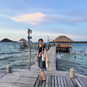 Ploypailin Thangprapaporn Instagram - นี้น่ะหรอ บาร์กลางทะเล ที่ติดอยู่สนามบินสวรรณภูมิ  เป็นภาพที่ฉันเห็นมาหลายปีเวลาเดินทางกลับไทยย 55555
สวยมากกกกกก เริ่ดนะ คนน้อยด้วย ไวป์ดีจัดๆเลยล่ะะะะะ ไอเลิฟ