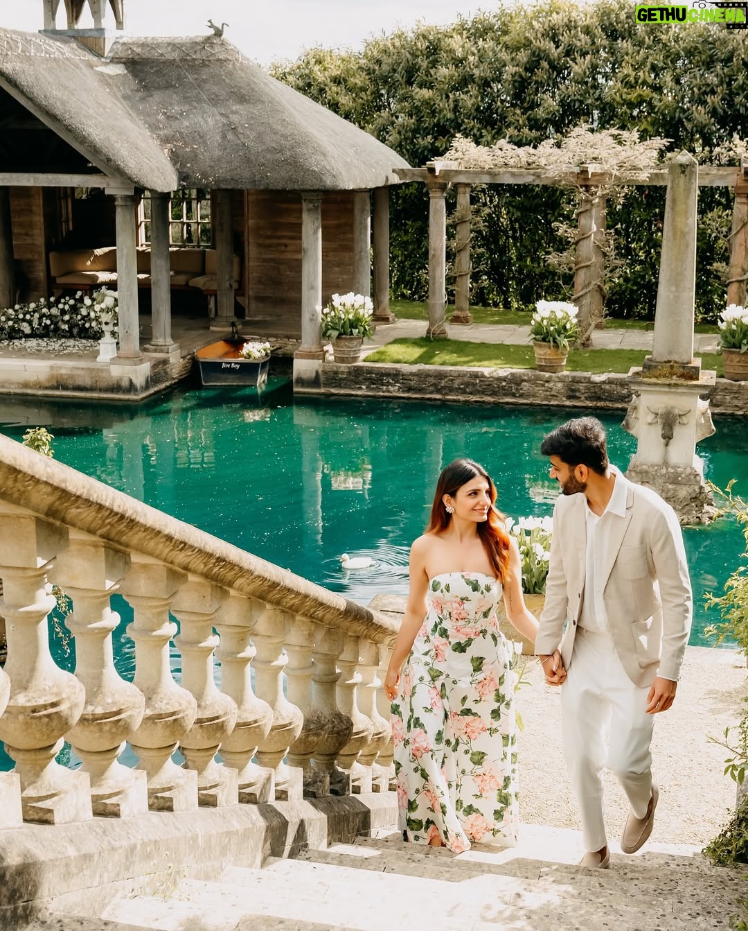 Prakriti Kakar - 177.3K Likes - All love stories are beautiful but ours is my favorite🥹
hi fiancée @vinayanand26 💍