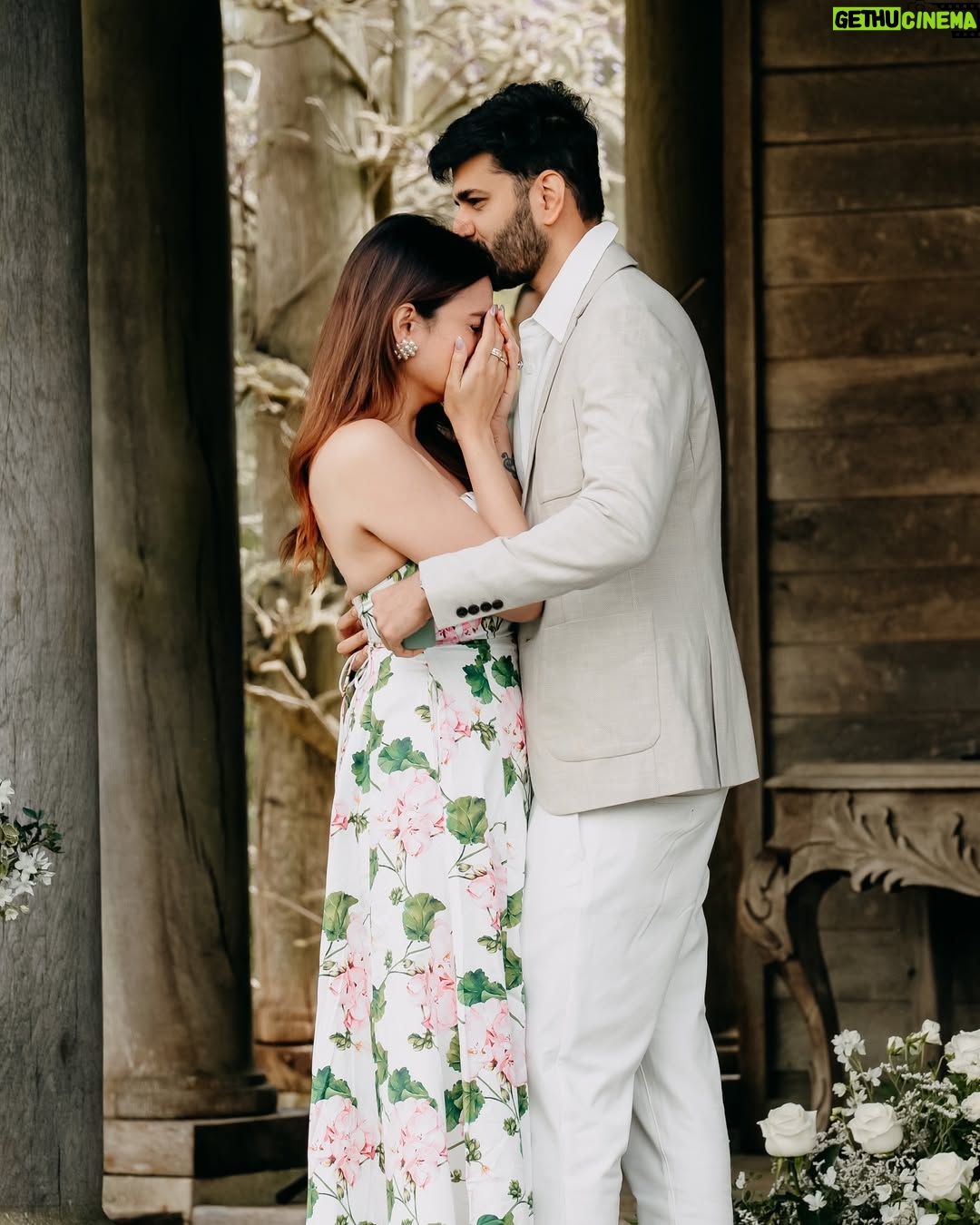 Prakriti Kakar - 177.3K Likes - All love stories are beautiful but ours is my favorite🥹
hi fiancée @vinayanand26 💍