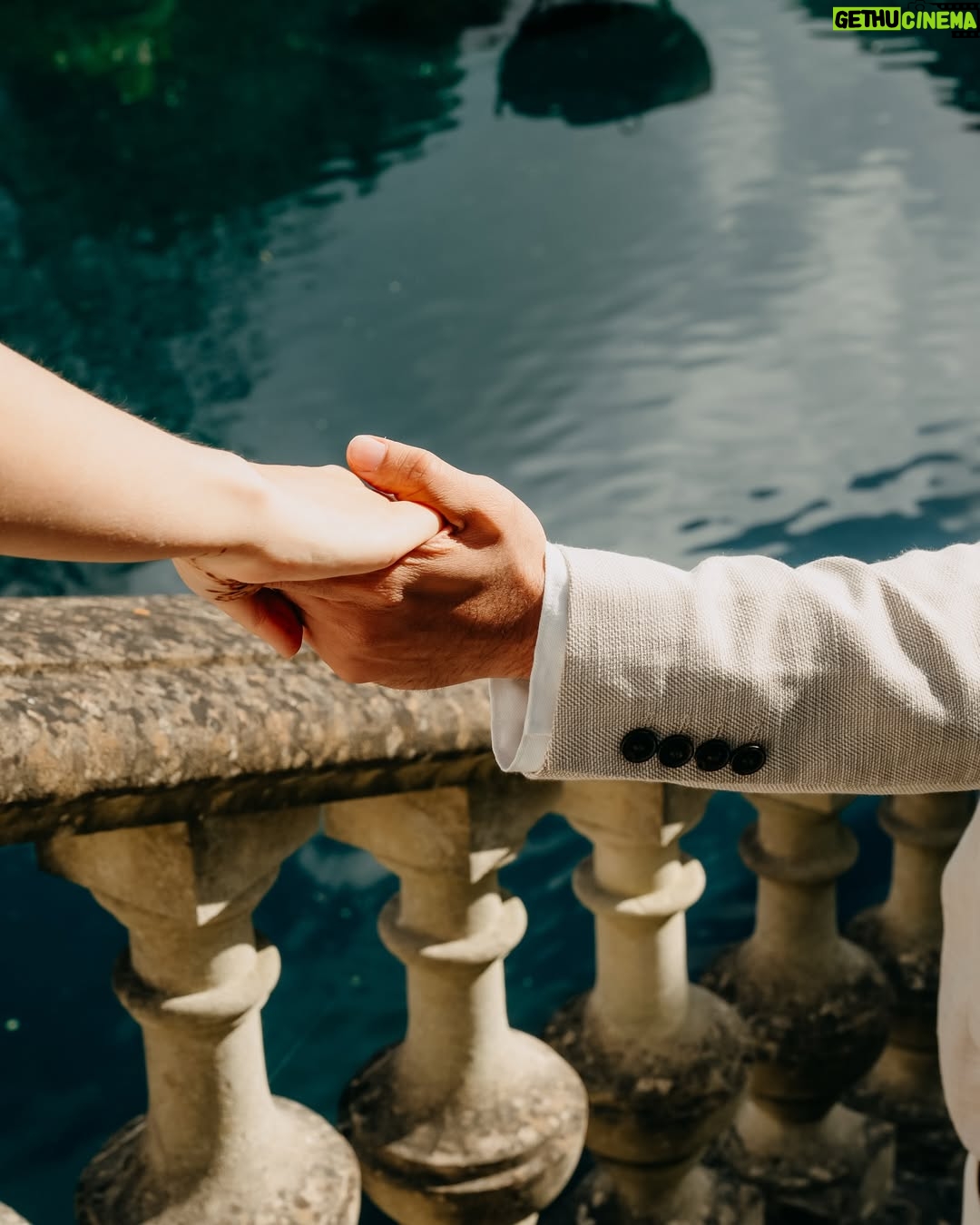 Prakriti Kakar - 177.3K Likes - All love stories are beautiful but ours is my favorite🥹
hi fiancée @vinayanand26 💍