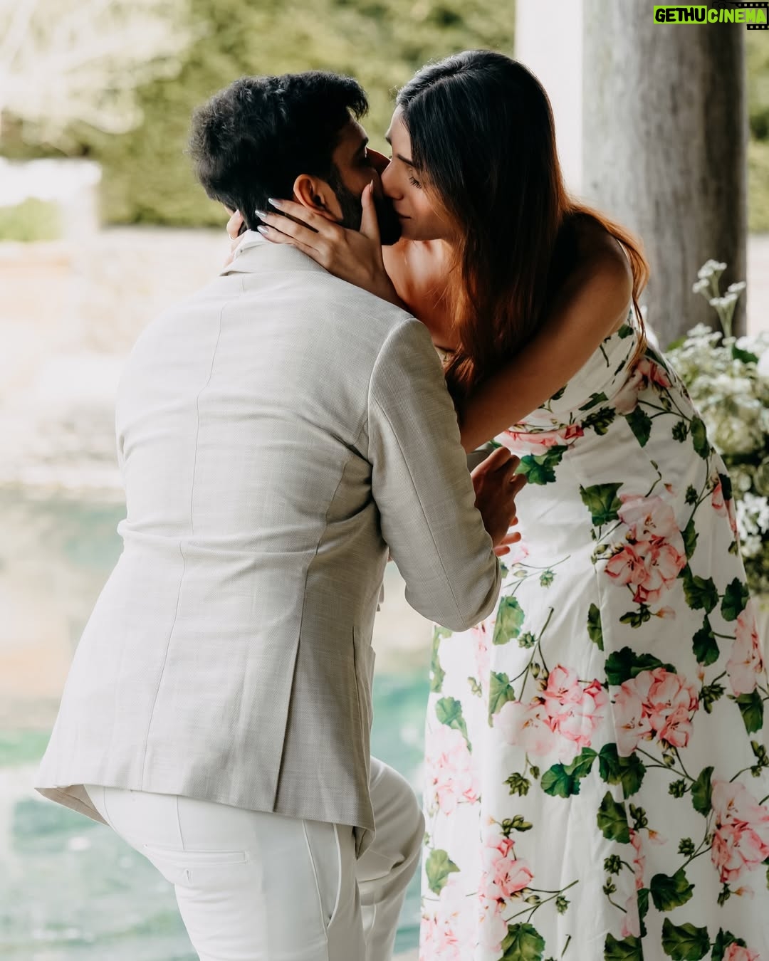 Prakriti Kakar - 177.3K Likes - All love stories are beautiful but ours is my favorite🥹
hi fiancée @vinayanand26 💍