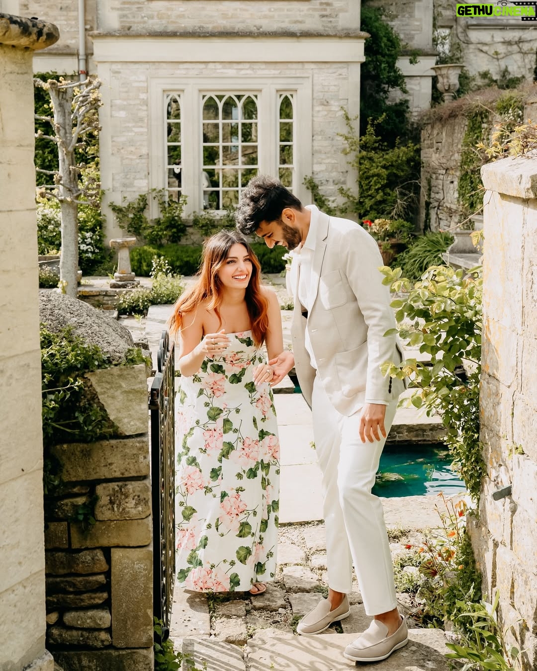 Prakriti Kakar - 177.3K Likes - All love stories are beautiful but ours is my favorite🥹
hi fiancée @vinayanand26 💍