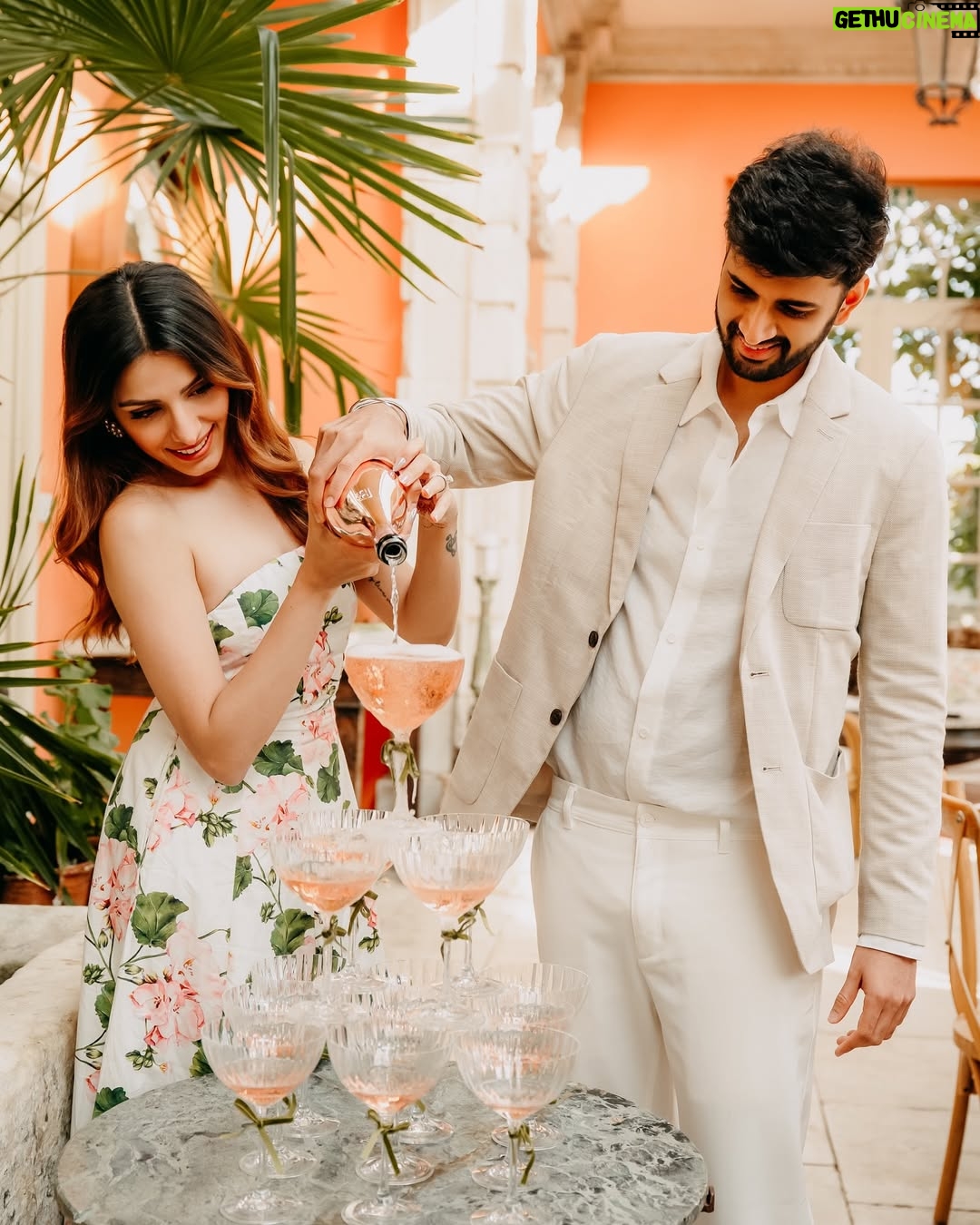 Prakriti Kakar - 177.3K Likes - All love stories are beautiful but ours is my favorite🥹
hi fiancée @vinayanand26 💍