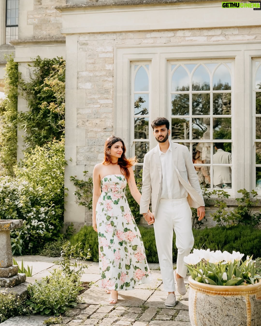 Prakriti Kakar - 177.3K Likes - All love stories are beautiful but ours is my favorite🥹
hi fiancée @vinayanand26 💍