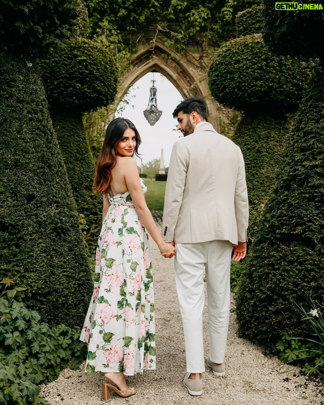 Prakriti Kakar - 177.3K Likes - All love stories are beautiful but ours is my favorite🥹
hi fiancée @vinayanand26 💍