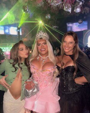 Princesa Alba Instagram - (TOSS TOSS)🪄✨ dm mágico bailar Wicked un lunes y que al otro día me hayan invitado a la fiesta oficial de #WickedPorSiempre en México 🧚🏼
Gracias @universalmx @andesfilmscl 
🧙‍♂️ desde el 19 de novvvvv en cines