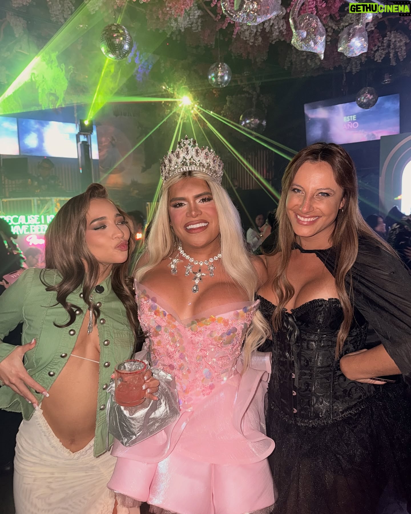 Princesa Alba - 59.3K Likes - (TOSS TOSS)🪄✨ dm mágico bailar Wicked un lunes y que al otro día me hayan invitado a la fiesta oficial de #WickedPorSiempre en México 🧚🏼
Gracias @universalmx @andesfilmscl 
🧙‍♂️ desde el 19 de novvvvv en cines