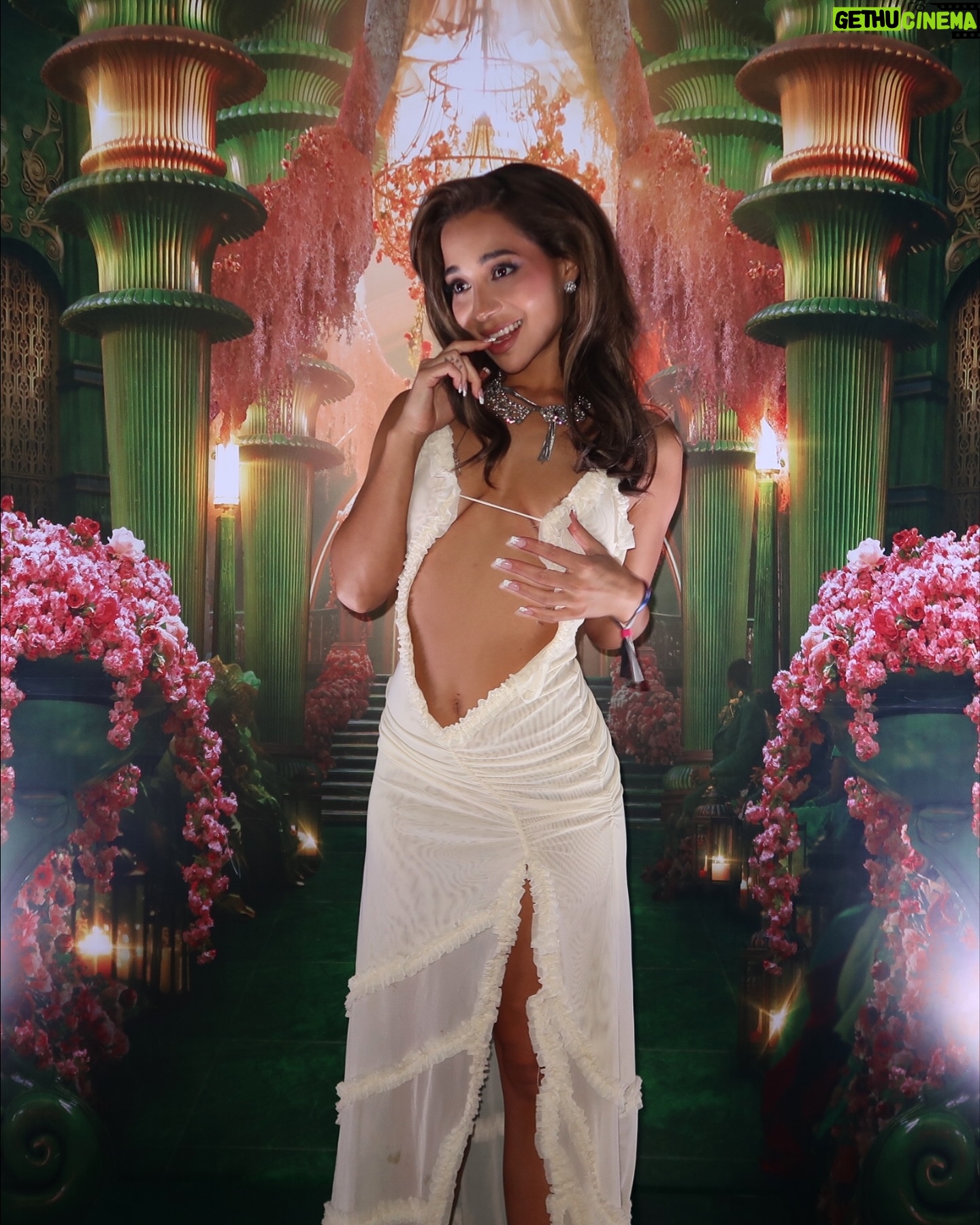 Princesa Alba - 59.3K Likes - (TOSS TOSS)🪄✨ dm mágico bailar Wicked un lunes y que al otro día me hayan invitado a la fiesta oficial de #WickedPorSiempre en México 🧚🏼
Gracias @universalmx @andesfilmscl 
🧙‍♂️ desde el 19 de novvvvv en cines