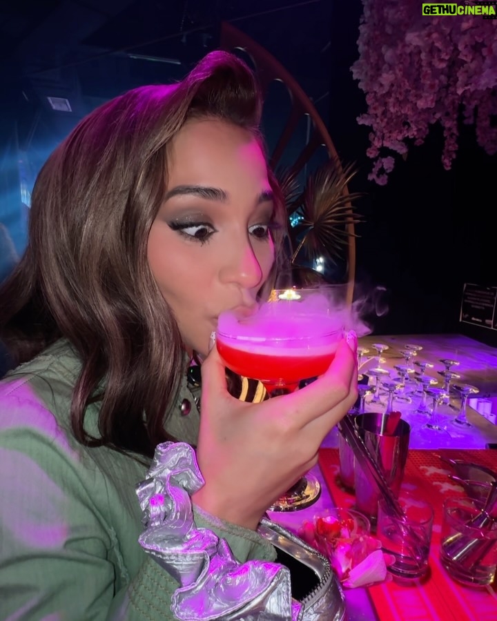 Princesa Alba - 59.3K Likes - (TOSS TOSS)🪄✨ dm mágico bailar Wicked un lunes y que al otro día me hayan invitado a la fiesta oficial de #WickedPorSiempre en México 🧚🏼
Gracias @universalmx @andesfilmscl 
🧙‍♂️ desde el 19 de novvvvv en cines