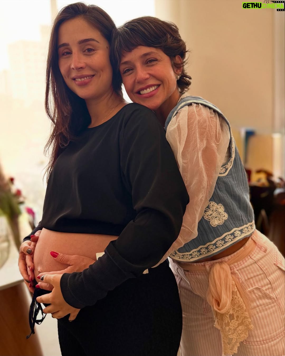 Priscila Sol - 17.7K Likes - Fui a Tia Perucas de milhões de crianças sem ser titia ainda, mas vivi um dos momentos mais especiais que eu jamais poderia imaginar viver um dia. 
E agora é oficial: Vem aí o meu primeiro carinha de anjo da vida real e eu to que não me aguento de tanta alegria e gratidão! 
Vem,Theozinho, que a tia tá prontíssima pra te fazer o sobrinho mais feliz desse mundo todinho! 
Obrigada por tanto minha irmã amada @caamadeu 💝