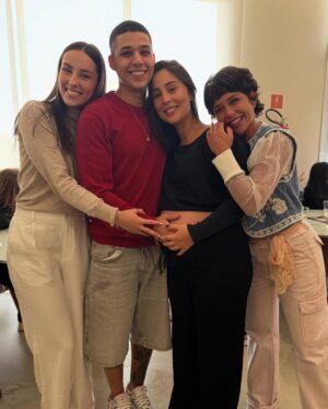 Priscila Sol Instagram - Fui a Tia Perucas de milhões de crianças sem ser titia ainda, mas vivi um dos momentos mais especiais que eu jamais poderia imaginar viver um dia. 
E agora é oficial: Vem aí o meu primeiro carinha de anjo da vida real e eu to que não me aguento de tanta alegria e gratidão! 
Vem,Theozinho, que a tia tá prontíssima pra te fazer o sobrinho mais feliz desse mundo todinho! 
Obrigada por tanto minha irmã amada @caamadeu 💝