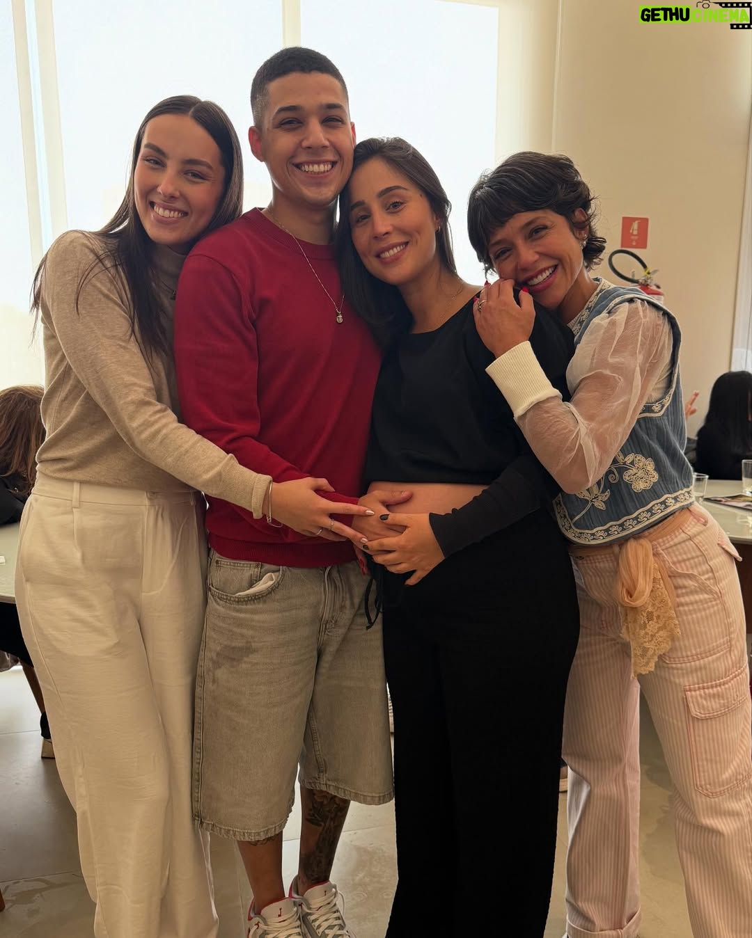 Priscila Sol - 17.7K Likes - Fui a Tia Perucas de milhões de crianças sem ser titia ainda, mas vivi um dos momentos mais especiais que eu jamais poderia imaginar viver um dia. 
E agora é oficial: Vem aí o meu primeiro carinha de anjo da vida real e eu to que não me aguento de tanta alegria e gratidão! 
Vem,Theozinho, que a tia tá prontíssima pra te fazer o sobrinho mais feliz desse mundo todinho! 
Obrigada por tanto minha irmã amada @caamadeu 💝