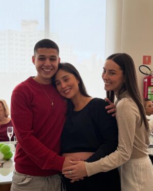 Priscila Sol Instagram - Fui a Tia Perucas de milhões de crianças sem ser titia ainda, mas vivi um dos momentos mais especiais que eu jamais poderia imaginar viver um dia. 
E agora é oficial: Vem aí o meu primeiro carinha de anjo da vida real e eu to que não me aguento de tanta alegria e gratidão! 
Vem,Theozinho, que a tia tá prontíssima pra te fazer o sobrinho mais feliz desse mundo todinho! 
Obrigada por tanto minha irmã amada @caamadeu 💝
