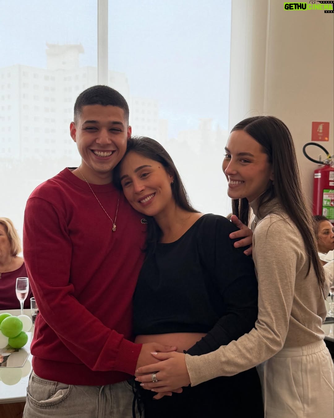 Priscila Sol - 17.7K Likes - Fui a Tia Perucas de milhões de crianças sem ser titia ainda, mas vivi um dos momentos mais especiais que eu jamais poderia imaginar viver um dia. 
E agora é oficial: Vem aí o meu primeiro carinha de anjo da vida real e eu to que não me aguento de tanta alegria e gratidão! 
Vem,Theozinho, que a tia tá prontíssima pra te fazer o sobrinho mais feliz desse mundo todinho! 
Obrigada por tanto minha irmã amada @caamadeu 💝