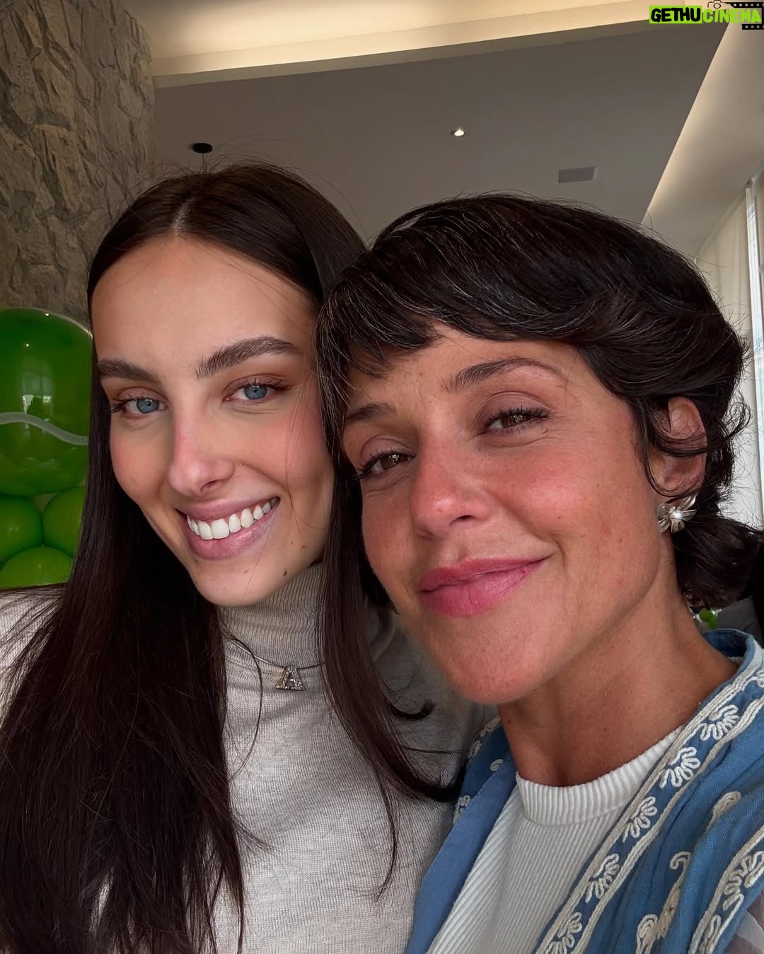 Priscila Sol - 17.7K Likes - Fui a Tia Perucas de milhões de crianças sem ser titia ainda, mas vivi um dos momentos mais especiais que eu jamais poderia imaginar viver um dia. 
E agora é oficial: Vem aí o meu primeiro carinha de anjo da vida real e eu to que não me aguento de tanta alegria e gratidão! 
Vem,Theozinho, que a tia tá prontíssima pra te fazer o sobrinho mais feliz desse mundo todinho! 
Obrigada por tanto minha irmã amada @caamadeu 💝