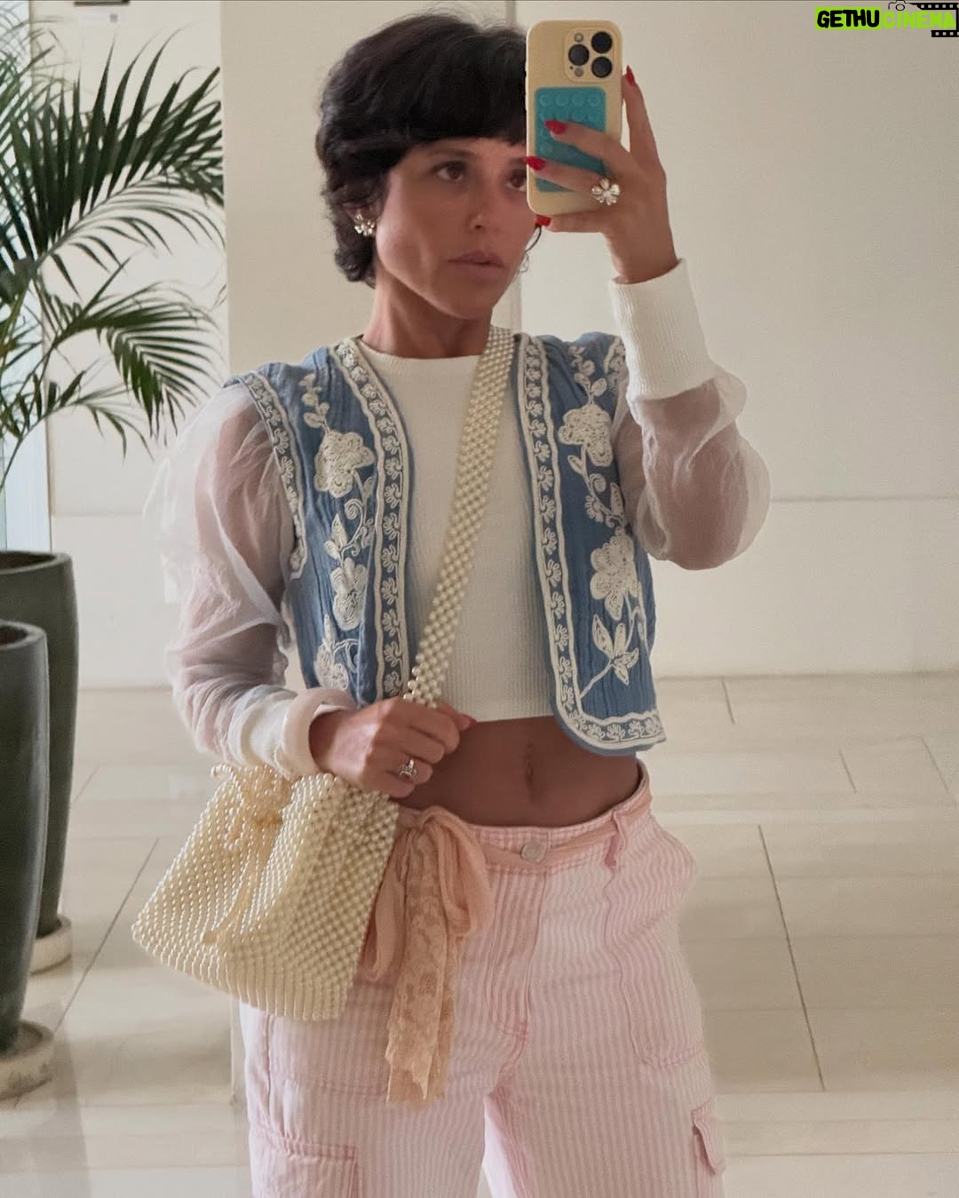 Priscila Sol - 17.7K Likes - Fui a Tia Perucas de milhões de crianças sem ser titia ainda, mas vivi um dos momentos mais especiais que eu jamais poderia imaginar viver um dia. 
E agora é oficial: Vem aí o meu primeiro carinha de anjo da vida real e eu to que não me aguento de tanta alegria e gratidão! 
Vem,Theozinho, que a tia tá prontíssima pra te fazer o sobrinho mais feliz desse mundo todinho! 
Obrigada por tanto minha irmã amada @caamadeu 💝