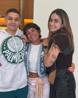 Priscila Sol Instagram - Fui a Tia Perucas de milhões de crianças sem ser titia ainda, mas vivi um dos momentos mais especiais que eu jamais poderia imaginar viver um dia. 
E agora é oficial: Vem aí o meu primeiro carinha de anjo da vida real e eu to que não me aguento de tanta alegria e gratidão! 
Vem,Theozinho, que a tia tá prontíssima pra te fazer o sobrinho mais feliz desse mundo todinho! 
Obrigada por tanto minha irmã amada @caamadeu 💝