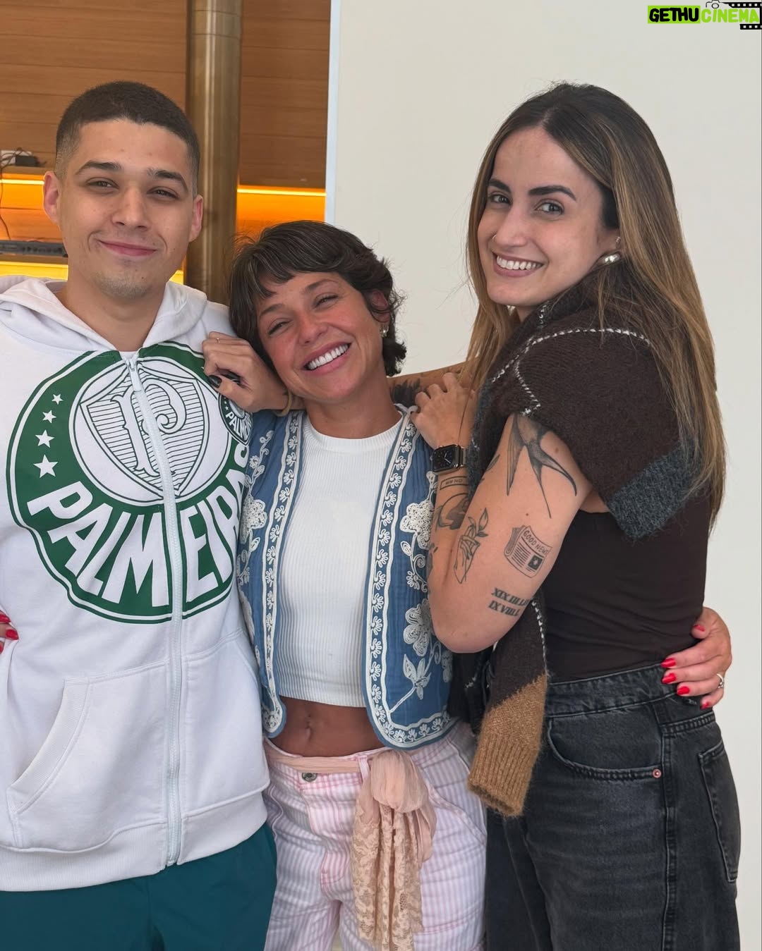Priscila Sol - 17.7K Likes - Fui a Tia Perucas de milhões de crianças sem ser titia ainda, mas vivi um dos momentos mais especiais que eu jamais poderia imaginar viver um dia. 
E agora é oficial: Vem aí o meu primeiro carinha de anjo da vida real e eu to que não me aguento de tanta alegria e gratidão! 
Vem,Theozinho, que a tia tá prontíssima pra te fazer o sobrinho mais feliz desse mundo todinho! 
Obrigada por tanto minha irmã amada @caamadeu 💝