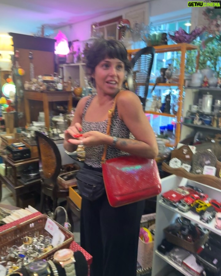 Priscila Sol - 17.7K Likes - Fui a Tia Perucas de milhões de crianças sem ser titia ainda, mas vivi um dos momentos mais especiais que eu jamais poderia imaginar viver um dia. 
E agora é oficial: Vem aí o meu primeiro carinha de anjo da vida real e eu to que não me aguento de tanta alegria e gratidão! 
Vem,Theozinho, que a tia tá prontíssima pra te fazer o sobrinho mais feliz desse mundo todinho! 
Obrigada por tanto minha irmã amada @caamadeu 💝