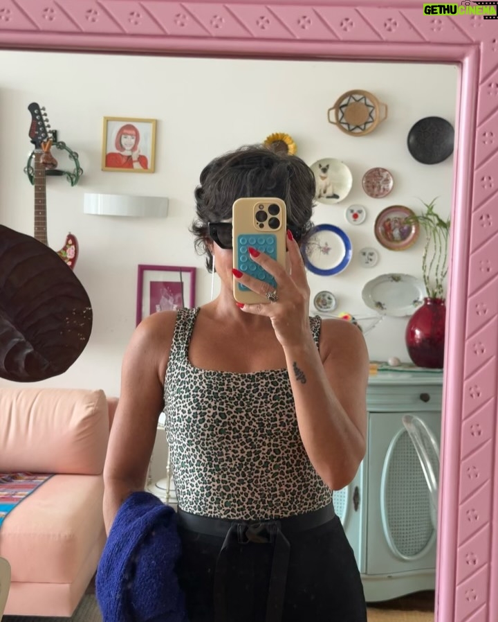 Priscila Sol - 17.7K Likes - Fui a Tia Perucas de milhões de crianças sem ser titia ainda, mas vivi um dos momentos mais especiais que eu jamais poderia imaginar viver um dia. 
E agora é oficial: Vem aí o meu primeiro carinha de anjo da vida real e eu to que não me aguento de tanta alegria e gratidão! 
Vem,Theozinho, que a tia tá prontíssima pra te fazer o sobrinho mais feliz desse mundo todinho! 
Obrigada por tanto minha irmã amada @caamadeu 💝