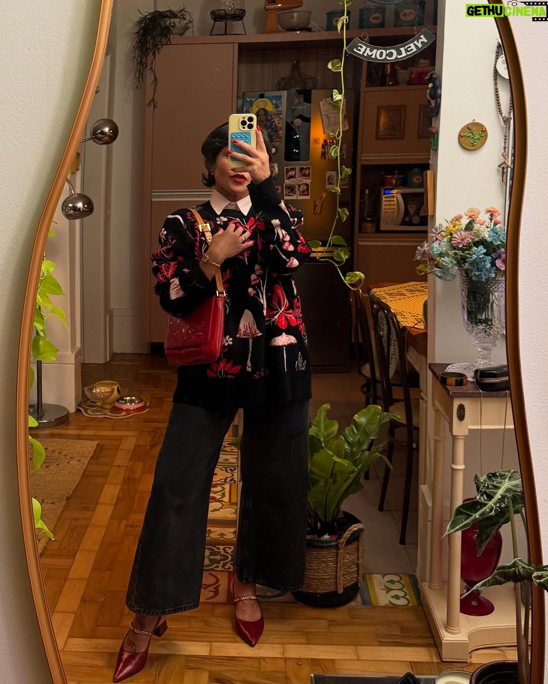 Priscila Sol - 17.7K Likes - Fui a Tia Perucas de milhões de crianças sem ser titia ainda, mas vivi um dos momentos mais especiais que eu jamais poderia imaginar viver um dia. 
E agora é oficial: Vem aí o meu primeiro carinha de anjo da vida real e eu to que não me aguento de tanta alegria e gratidão! 
Vem,Theozinho, que a tia tá prontíssima pra te fazer o sobrinho mais feliz desse mundo todinho! 
Obrigada por tanto minha irmã amada @caamadeu 💝