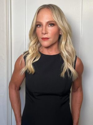 Rachael Harris Instagram - Repost @robertti 

RA C H A E L H A R R I S  for the 35th EMA Awards Gala 🧡

#makeupbyrobertti 
Hair: @chousner 
Styling: @anandarose 
Dress: @macduggal
Shoes: @kennethcole
Rings: @sarahojewelry 
Earrings: @mayabrenner 
Glow: @holytans 
Nails: @paintedprettynailbar 

@michelemariepr @tfgpr